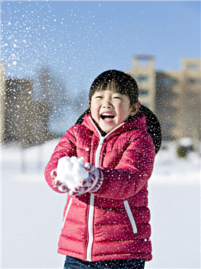 冬季雪地捧着雪球的小女孩图片